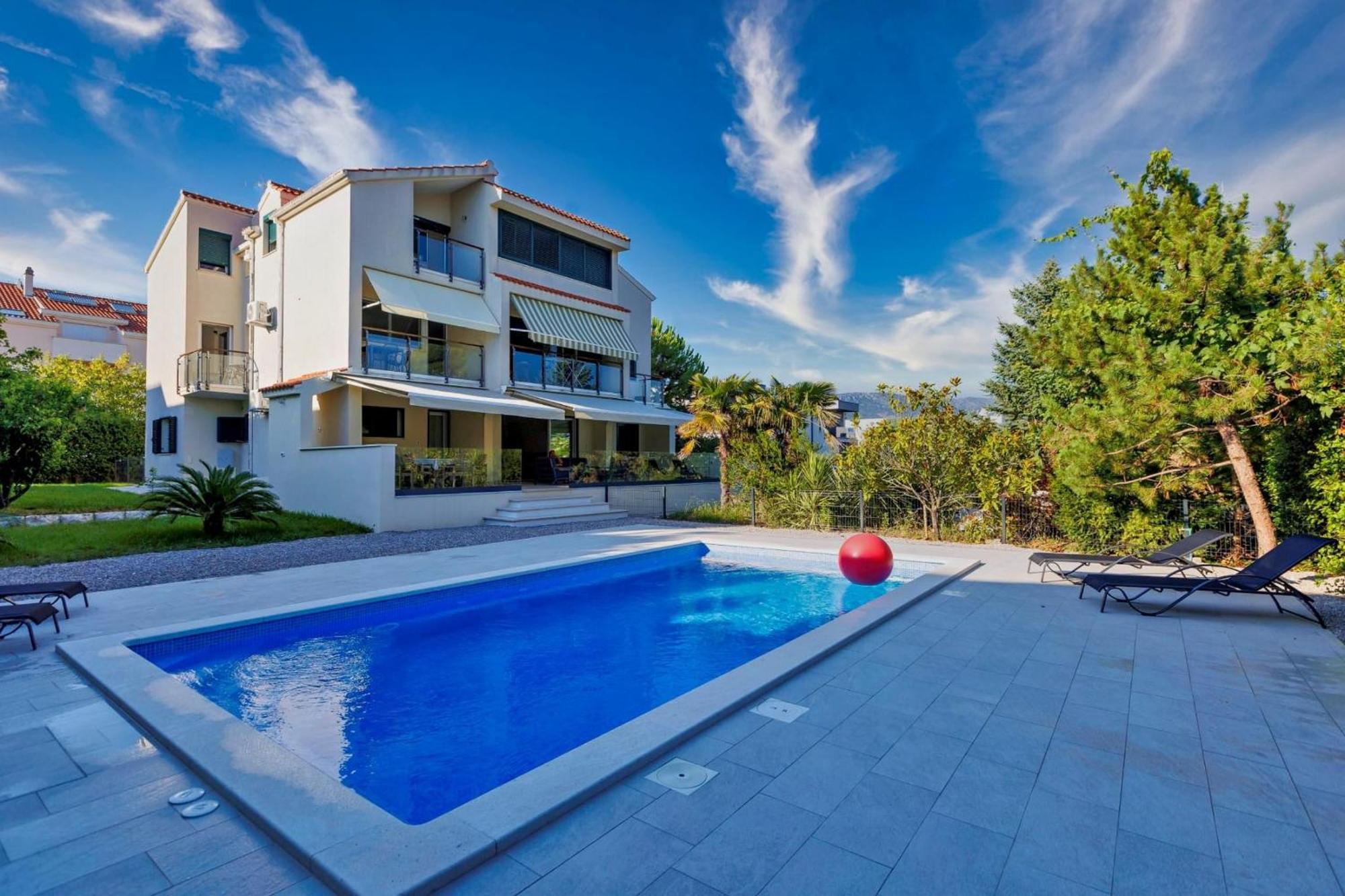 Luxury Semi-detached House With A Pool Near The Sea Kastela